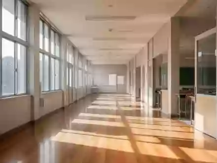 Ein heller, leerer Flur in einer modernen Schule mit Holzboden und einfallendem Tageslicht. - Foto: über boerse-global.de