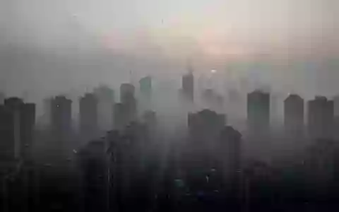 Dichte, graue Smog-Atmosphäre über einer städtischen Skyline, die die Auswirkungen von Luftverschmutzung verdeutlicht. - Foto: über boerse-global.de