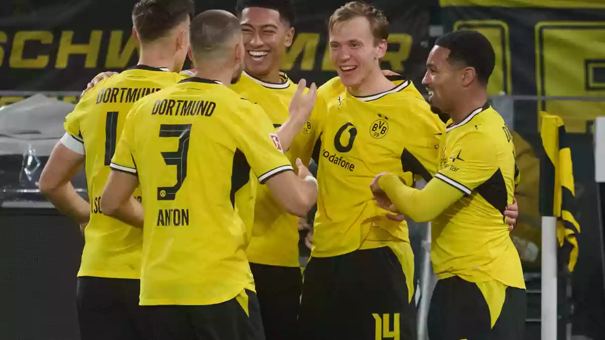 Maximilian Beier (2.v.r.) schoss das Siegtor für den BVB. - Bild: Bernd Thissen/dpa