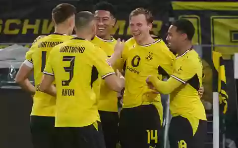 Maximilian Beier (2.v.r.) schoss das Siegtor für den BVB. - Foto: Bernd Thissen/dpa