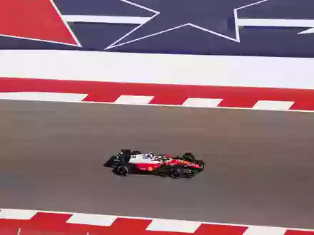 Er mag den Kurs: Lewis Hamilton setzte die Bestzeit im letzten Freien Training.   - Foto: Eric Gay/AP/dpa