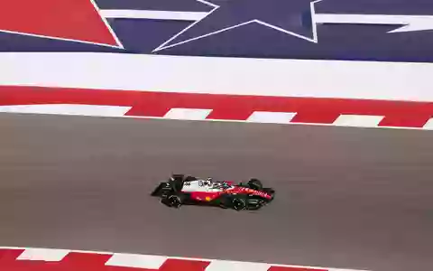 Er mag den Kurs: Lewis Hamilton setzte die Bestzeit im letzten Freien Training.   - Foto: Eric Gay/AP/dpa