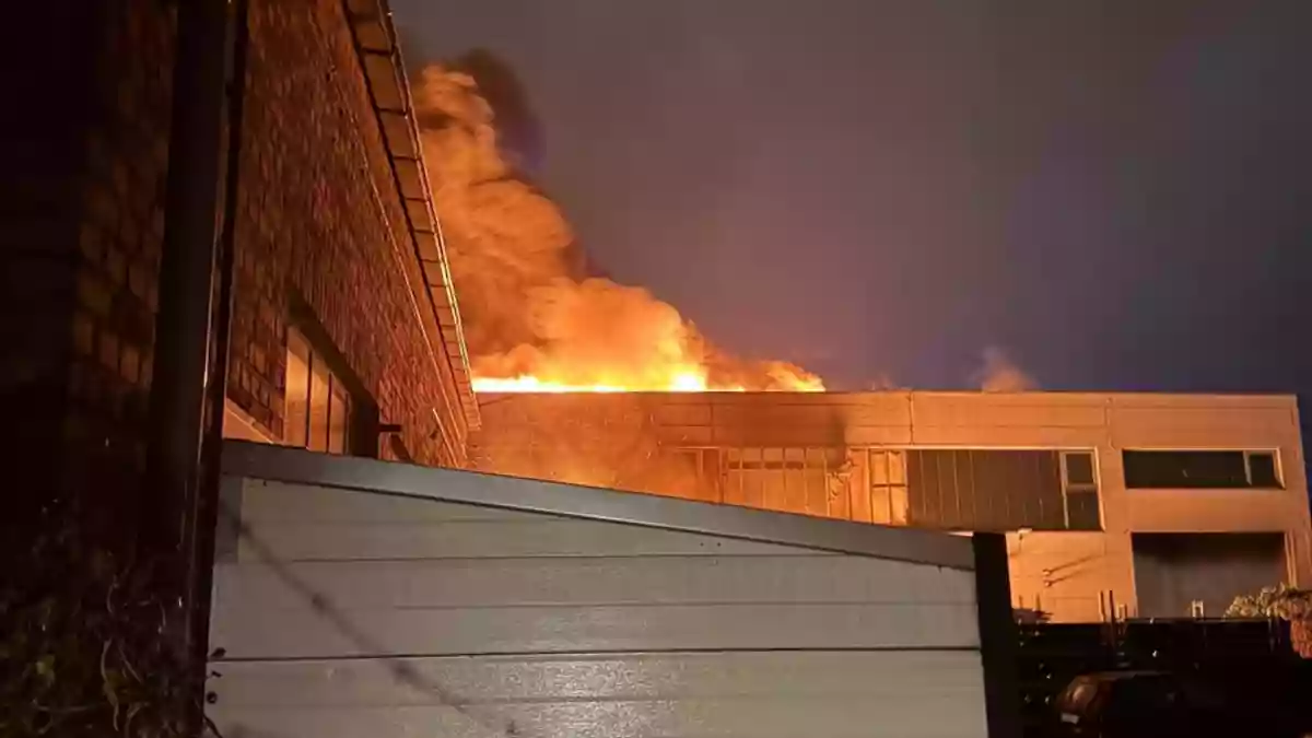 FW Ratingen: Brand in Lagerhalle in Ratingen-West - Bild: presseportal.de