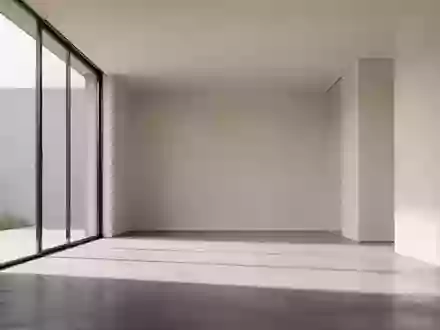 Minimalistisches, modernes Architektur-Interieur mit klaren Linien und natürlichem Lichteinfall auf einem Betonboden. - Foto: über boerse-global.de