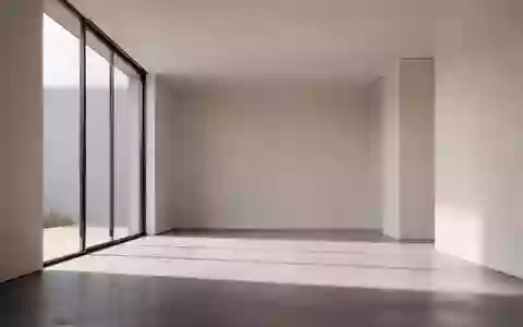 Minimalistisches, modernes Architektur-Interieur mit klaren Linien und natürlichem Lichteinfall auf einem Betonboden. - Foto: über boerse-global.de