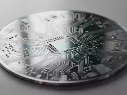 Ein hochauflösender Silizium-Wafer mit komplexen Mikrochip-Strukturen in einer professionellen Arbeitsumgebung. - Foto: über boerse-global.de