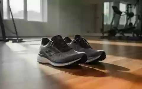 Ein Paar Sportschuhe auf einem hölzernen Hallenboden in einem hellen, minimalistischen Fitnessraum. - Foto: über boerse-global.de