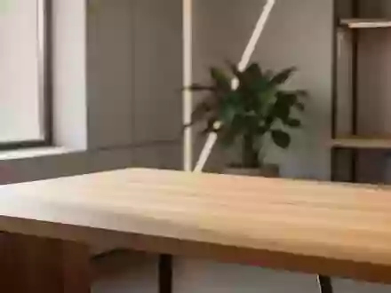 Ein minimalistischer Arbeitsbereich mit einem leeren Holztisch in einem hellen, modernen Büro bei natürlichem Licht. - Foto: über boerse-global.de