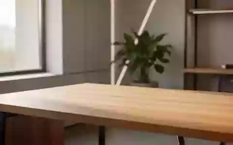 Ein minimalistischer Arbeitsbereich mit einem leeren Holztisch in einem hellen, modernen Büro bei natürlichem Licht. - Foto: über boerse-global.de