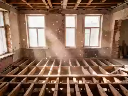 Rohbau eines sanierten Altbaus mit freigelegten Ziegelwänden und einfallendem Tageslicht durch leere Fensterrahmen - Foto: über boerse-global.de