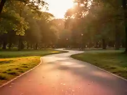 Ein sonnendurchfluteter, leerer Parkweg im goldenen Licht, der zur Bewegung im Freien einlädt. - Foto: über boerse-global.de