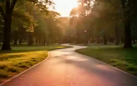 Ein sonnendurchfluteter, leerer Parkweg im goldenen Licht, der zur Bewegung im Freien einlädt. - Foto: über boerse-global.de