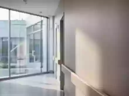 Ein heller, minimalistischer Krankenhausflur mit weichem Tageslichteinfall und neutraler Architektur. - Foto: ĂĽber boerse-global.de