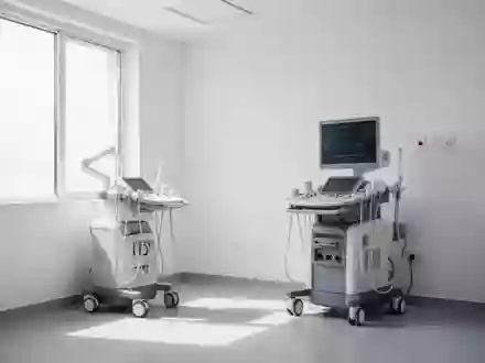 Ein heller, moderner Untersuchungsraum in einer Klinik mit medizinischen Geräten in einer ruhigen, sterilen Umgebung. - Foto: über boerse-global.de