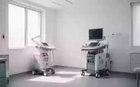 Ein heller, moderner Untersuchungsraum in einer Klinik mit medizinischen GerĂ€ten in einer ruhigen, sterilen Umgebung. - Foto: ĂŒber boerse-global.de