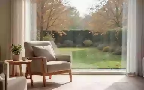 Ein sonnendurchflutetes Wohnzimmer mit einem bequemen Sessel und Blick in einen ruhigen Garten. - Foto: über boerse-global.de
