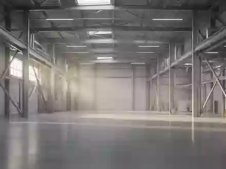 Eine moderne, weitläufige Industriehalle mit klaren architektonischen Linien und natürlichem Licht, ohne Menschen oder Maschinen. - Foto: über boerse-global.de