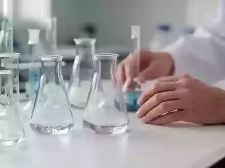 Laborausstattung mit Glasbechern auf einem sauberen Labortisch in einer Forschungseinrichtung. - Foto: ĂŒber boerse-global.de