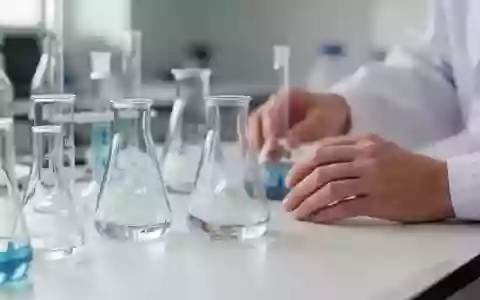 Laborausstattung mit Glasbechern auf einem sauberen Labortisch in einer Forschungseinrichtung. - Foto: über boerse-global.de