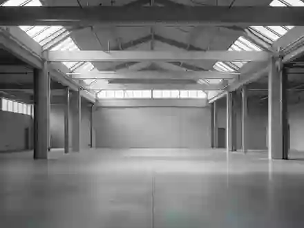 Leere, modern gestaltete Industriehalle mit klaren Linien und einfallendem Tageslicht. - Foto: über boerse-global.de
