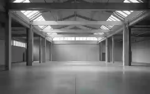 Leere, modern gestaltete Industriehalle mit klaren Linien und einfallendem Tageslicht. - Foto: über boerse-global.de