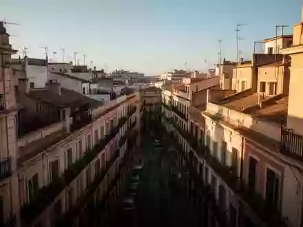 Dichte städtische Wohnbebauung in einer spanischen Stadt mit klassischen Apartmenthäusern bei Sonnenlicht. - Foto: über boerse-global.de
