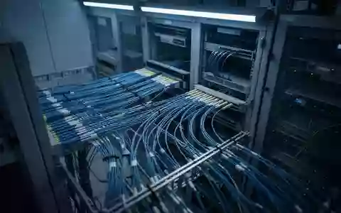 Ein technischer Raum mit geordneten Kabeln und Serverinfrastruktur in einem modernen Rechenzentrum. - Foto: über boerse-global.de