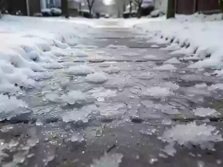 Mit Schnee und Eis bedeckter Gehweg an einem Wintertag. - Foto: über boerse-global.de