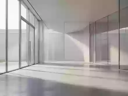 Ein minimalistischer, heller Innenraum mit Glaswänden und poliertem Betonboden bei natürlichem Tageslicht. - Foto: über boerse-global.de