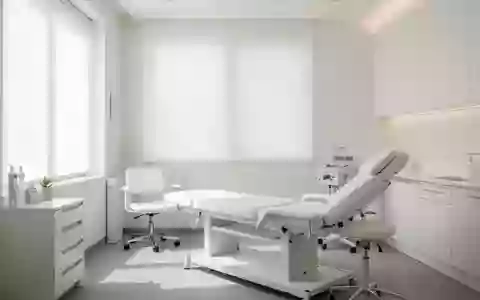 Ein heller, minimalistischer Untersuchungsraum in einer neurologischen Praxis mit natürlichem Lichteinfall. - Foto: über boerse-global.de
