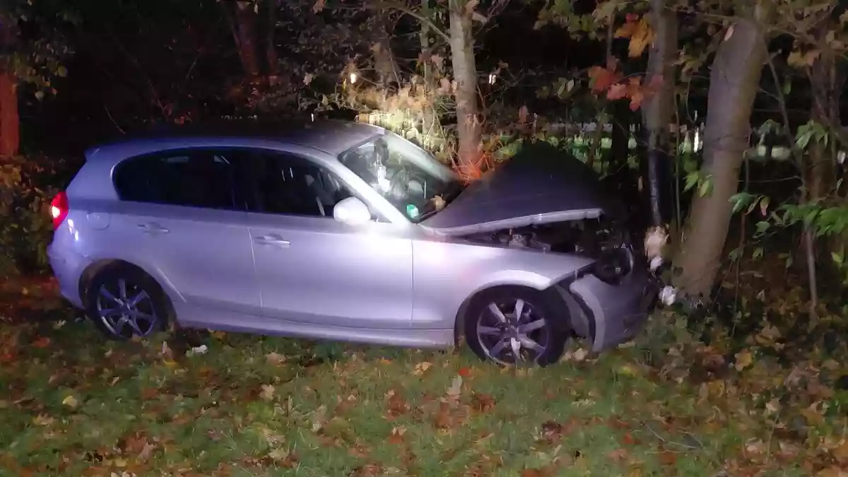 FW Hünxe: Verkehrsunfall auf der Autobahn - Pkw prallt gegen Baum - Bild: presseportal.de