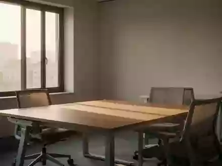 Ein minimalistischer, leerer Arbeitsplatz mit ergonomischer Gestaltung in einem hellen, ruhigen Raum. - Foto: über boerse-global.de