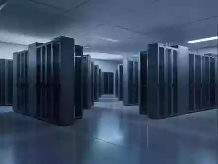 Moderne, minimalistische Laborumgebung mit Server-Racks in kĂĽhlem blauen Licht. - Foto: ĂĽber boerse-global.de