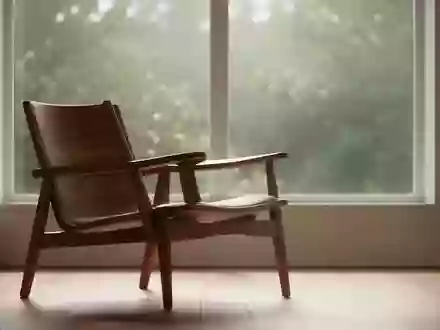 Ein leerer, sonnendurchfluteter Raum mit einem Stuhl am Fenster, der eine ruhige und nachdenkliche Atmosphäre ausstrahlt. - Foto: über boerse-global.de