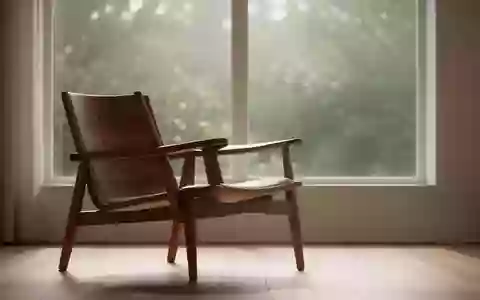 Ein leerer, sonnendurchfluteter Raum mit einem Stuhl am Fenster, der eine ruhige und nachdenkliche Atmosphäre ausstrahlt. - Foto: über boerse-global.de