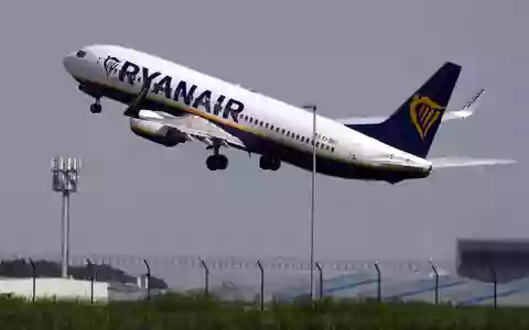 Ryanair streicht seine Basis am Hauptstadtflughafen BER erheblich zusammen. (Archivbild) - Foto: Soeren Stache/dpa