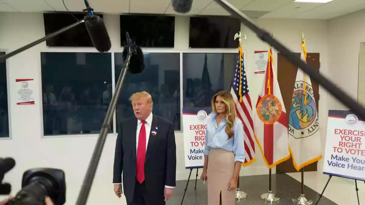 Trump hat vorab gewählt.  - Bild: Mark Schiefelbein/AP/dpa