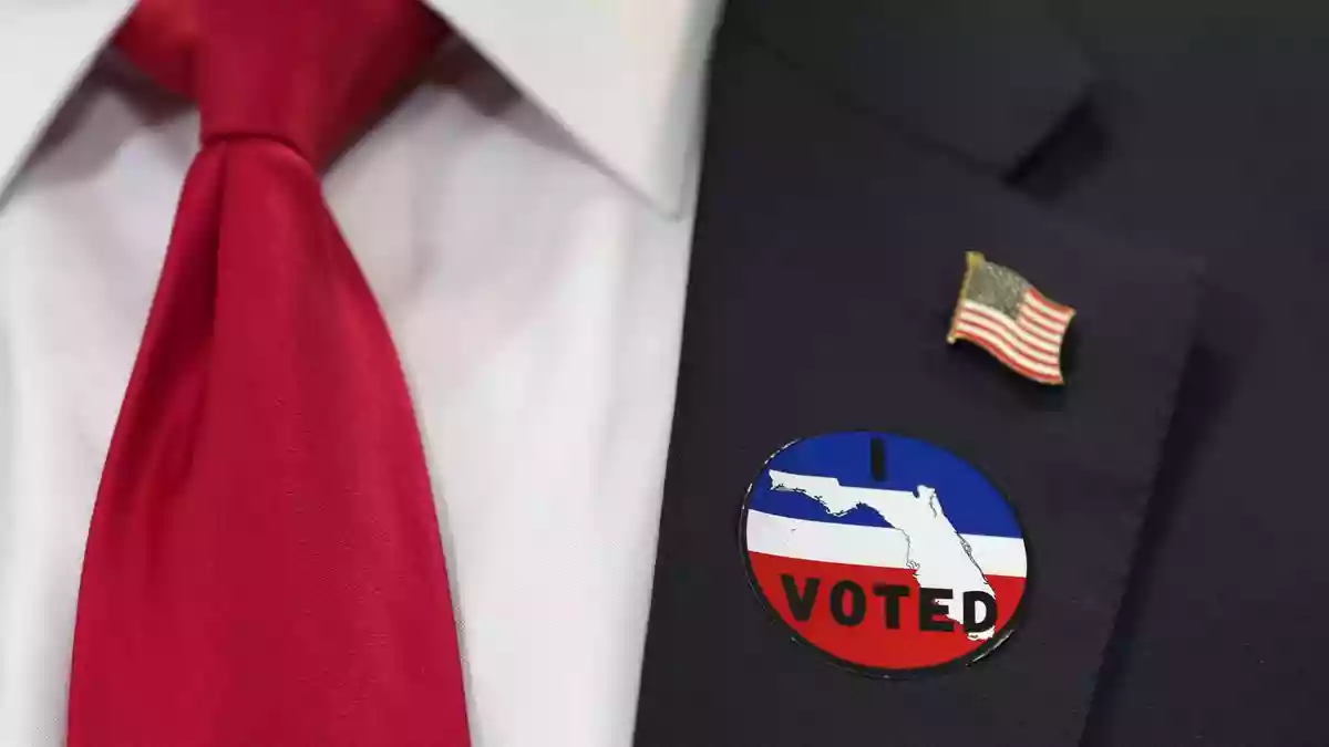 Trump trug nach der Stimmabgabe einen Aufkleber mit dem Wort «voted» (abgestimmt). - Bild: Mark Schiefelbein/AP/dpa