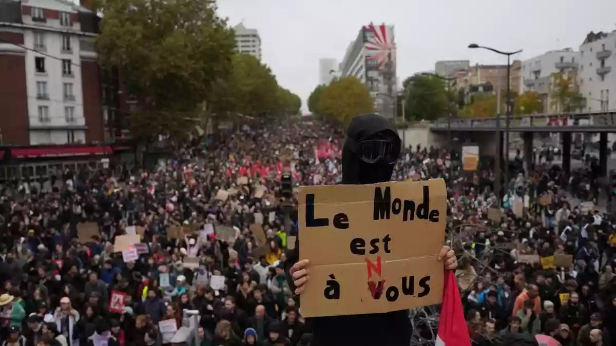 Die Proteste blieben größtenteils erst einmal friedlich.  - Bild: Thibault Camus/AP/dpa