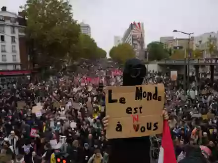 Die Proteste blieben größtenteils erst einmal friedlich.  - Foto: Thibault Camus/AP/dpa