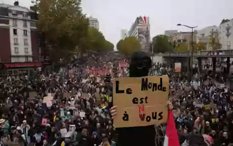 Die Proteste blieben größtenteils erst einmal friedlich.  - Foto: Thibault Camus/AP/dpa