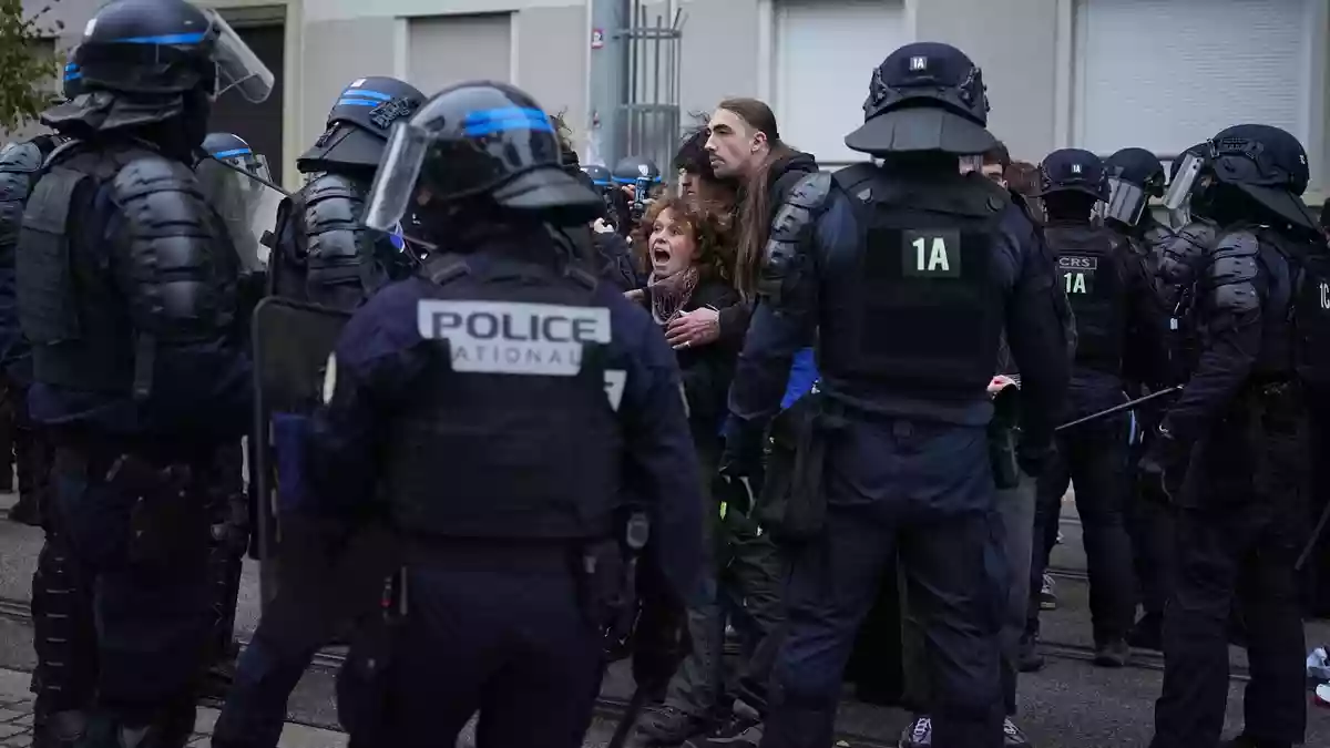 Die Polizei war mit einem Großaufgebot im Einsatz.  - Bild: Laurent Cipriani/AP/dpa
