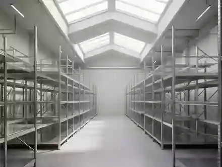 Ein minimalistisches, aufgeräumtes Lagerhaus mit leeren Metallregalen in einer modernen Industrieumgebung. - Foto: über boerse-global.de