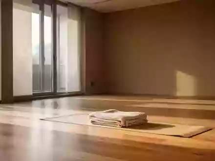 Ein minimalistisch eingerichteter, leerer Yogaraum mit hellem Holzboden und weichem Tageslicht. - Foto: über boerse-global.de