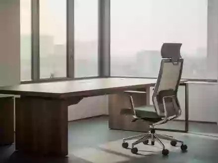 Ein minimalistischer, leerer Büroarbeitsplatz mit einem modernen Schreibtisch und Stuhl in hellem, natürlichem Tageslicht. - Foto: über boerse-global.de