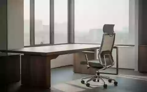 Ein minimalistischer, leerer Büroarbeitsplatz mit einem modernen Schreibtisch und Stuhl in hellem, natürlichem Tageslicht. - Foto: über boerse-global.de