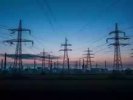 Hochspannungsleitungen und Strominfrastruktur in einer weiten deutschen Industrielandschaft bei Dämmerung. - Foto: über boerse-global.de