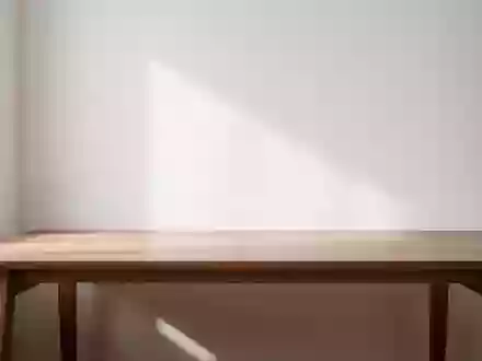 Ein minimalistischer, aufgeräumter Arbeitsplatz mit einem leeren Holztisch und natürlichem Lichteinfall. - Foto: über boerse-global.de