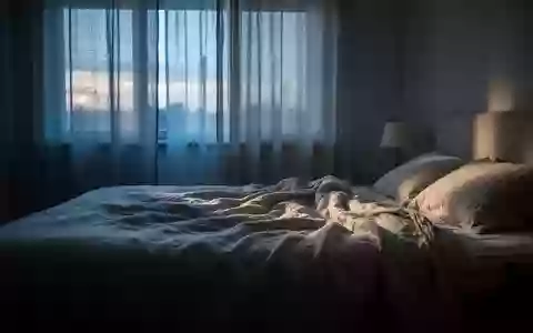 Ein ungemachtes Bett in einem ruhig beleuchteten Schlafzimmer im sanften Licht der Morgendämmerung. - Foto: über boerse-global.de