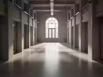 Ein leerer, minimalistischer Büroflur in einem Regierungsgebäude mit langen Schatten und einfallendem Tageslicht. - Foto: über boerse-global.de